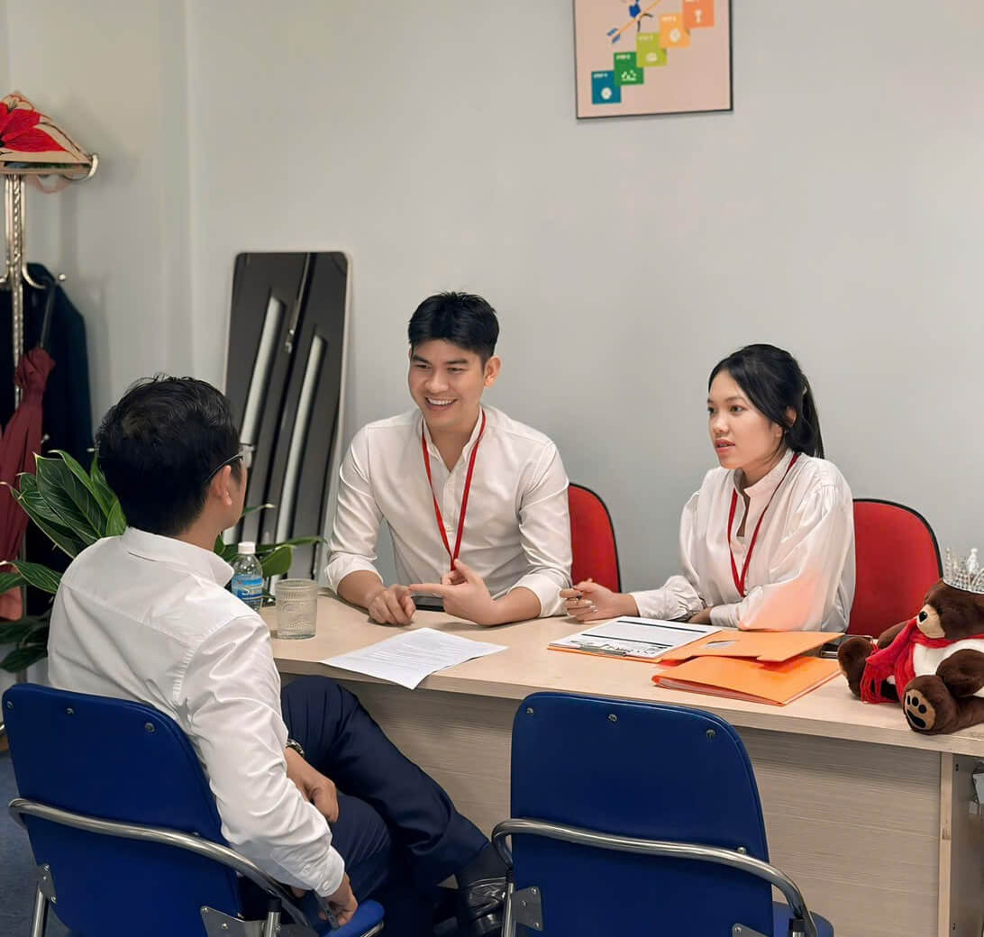 Hình ảnh Nguyễn Văn Tân tư vấn khách du lịch tại New Life Travel