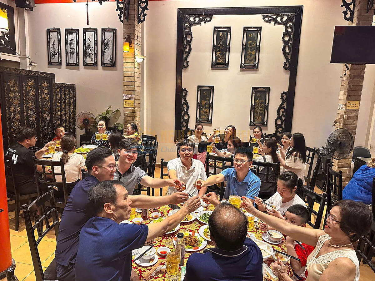 Cả đoàn ăn trưa tại nhà hàng địa phương - Du lịch Nha Trang 4 ngày 3 đêm Cả đoàn ăn trưa tại nhà hàng địa phương - Du lịch Nha Trang 4 ngày 3 đêm
