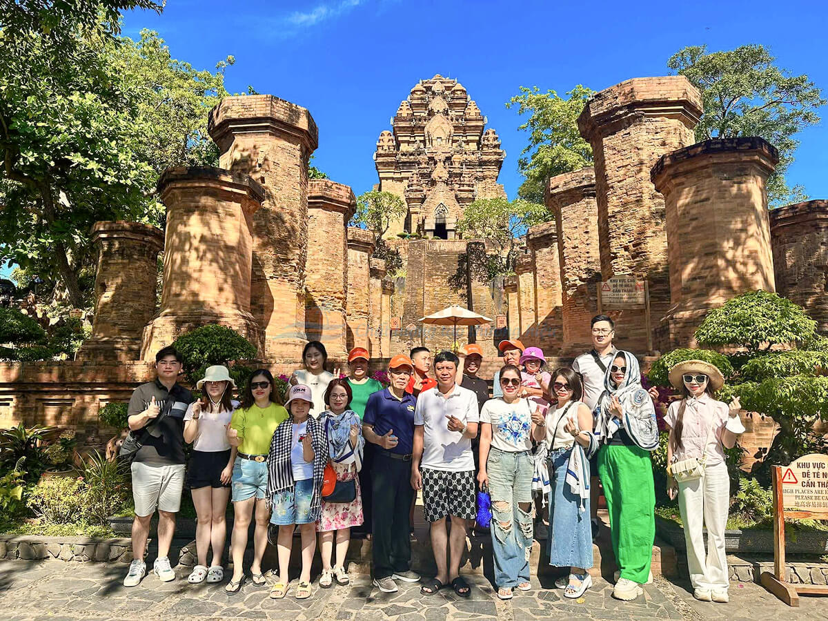 Đoàn du khách chụp ảnh check in tại Tháp Bà Ponagar Đoàn du khách chụp ảnh check in tại Tháp Bà Ponagar