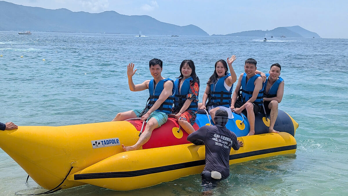 Du khách tham gia trò chơi phao chuối tại Bãi Tranh Nha Trang Du khách tham gia trò chơi phao chuối tại Bãi Tranh Nha Trang