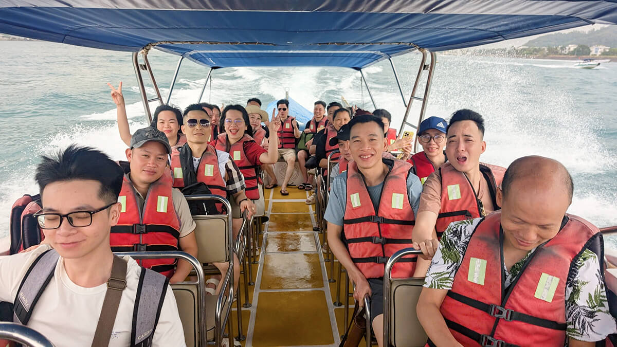 Đoàn du khách di chuyển đến Bãi Tranh - Tour Nha Trang 4 ngày 3 đêm Đoàn du khách di chuyển đến Bãi Tranh - Tour Nha Trang 4 ngày 3 đêm