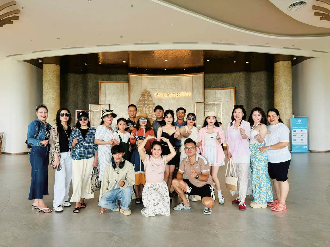 Đoàn du khách chụp ảnh check in tại Resort Aquamarine Cam Ranh Đoàn du khách chụp ảnh check in tại Resort Aquamarine Cam Ranh