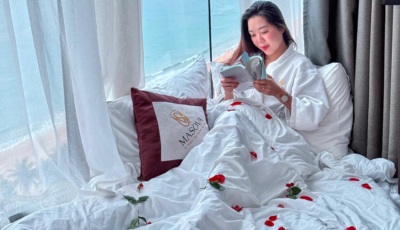 Du khách chụp ảnh check in tại khách sạn Masova Nha Trang 4 sao