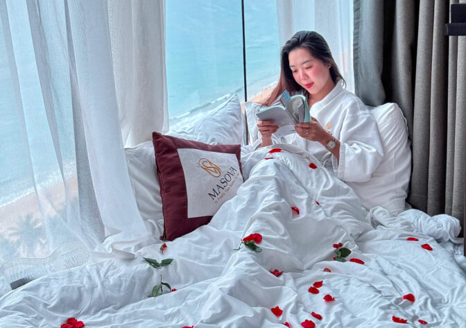 Du khách chụp ảnh check in tại khách sạn Masova Nha Trang 4 sao