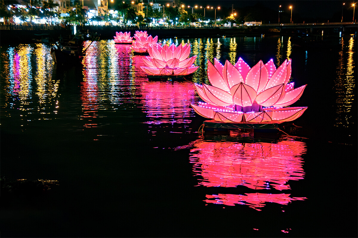 Khánh Hòa thả 7 hoa sen khổng lồ mừng đại lễ Phật Đản Vesak 2025