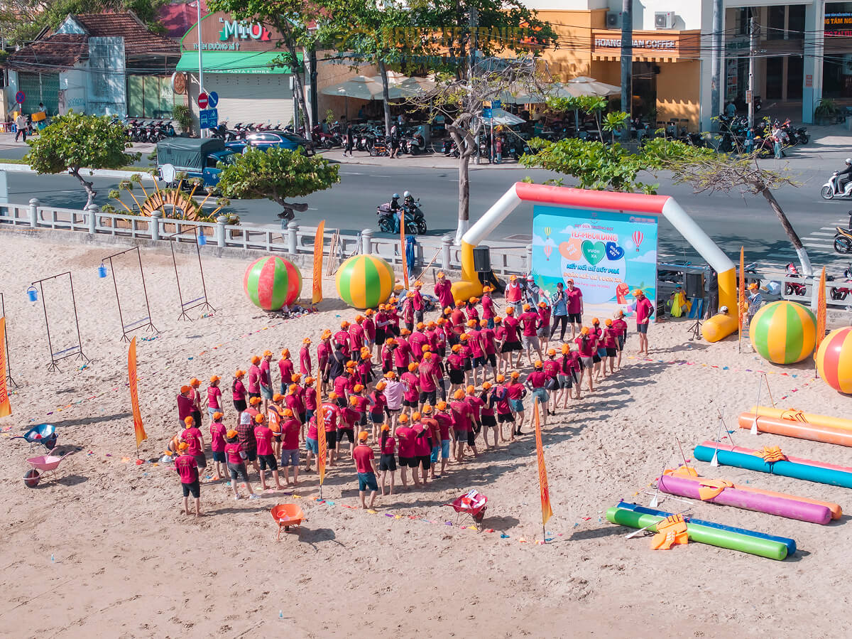 Hình ảnh Hoạt động team building vui nhộn tại bãi biển