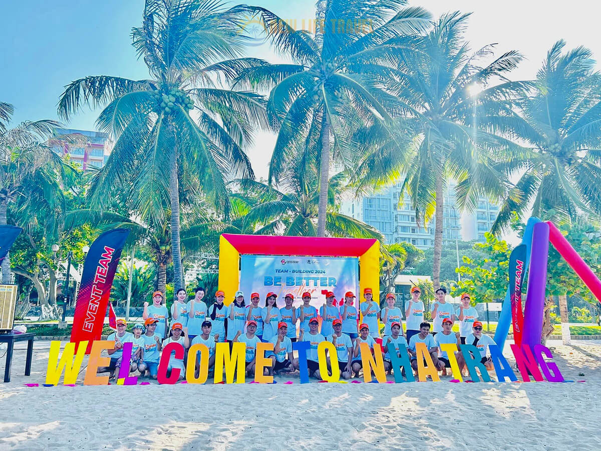 Hình ảnh toàn thể du khách check in team building bãi biển