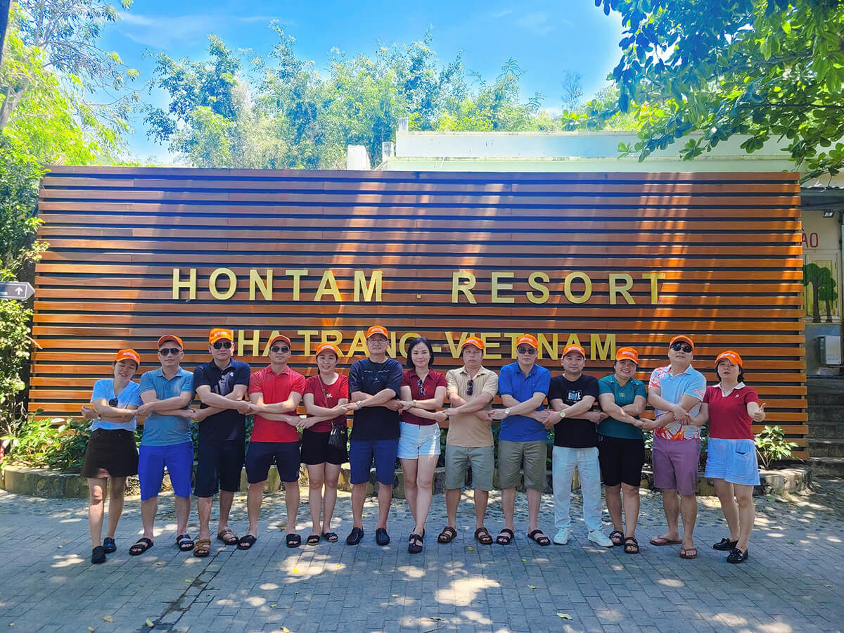 Cả đoàn chụp ảnh check in tại Hòn Tằm Resort Nha Trang Cả đoàn chụp ảnh check in tại Hòn Tằm Resort Nha Trang
