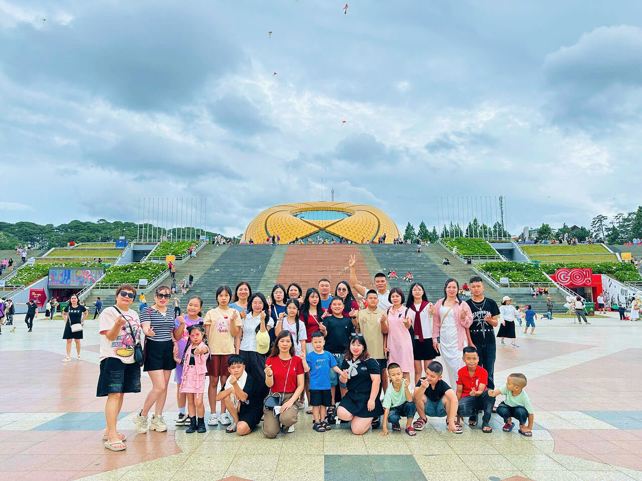 Đoàn chụp ảnh check in tại Quảng Trường Lâm Viên | Đà Lạt - Nha Trang 6 ngày 5 đêm Đoàn chụp ảnh check in tại Quảng Trường Lâm Viên | Đà Lạt - Nha Trang 6 ngày 5 đêm