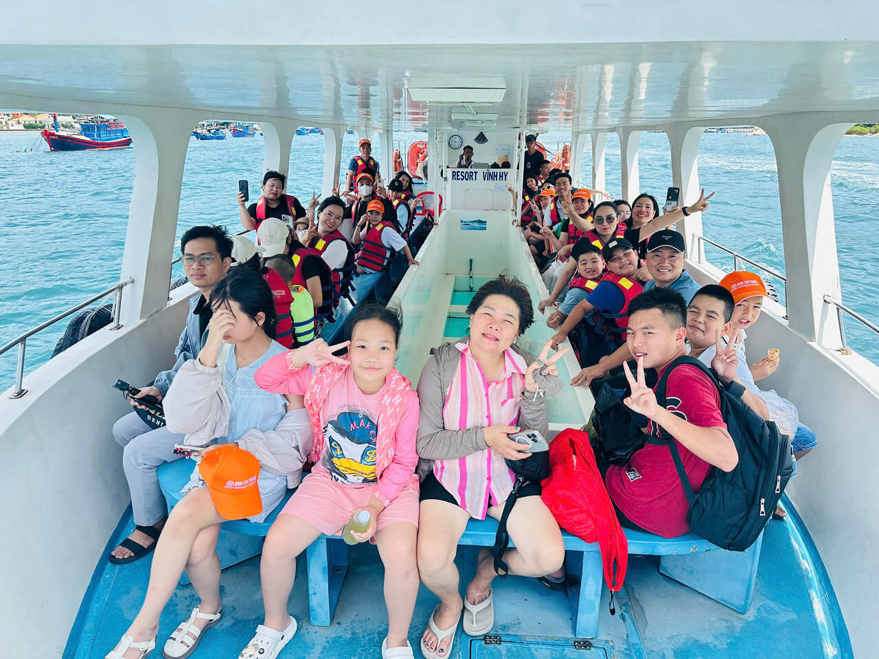 Du khách di chuyển bằng tàu du lịch đến điểm tham quan tại Ninh Thuận Du khách di chuyển bằng tàu du lịch đến điểm tham quan tại Ninh Thuận