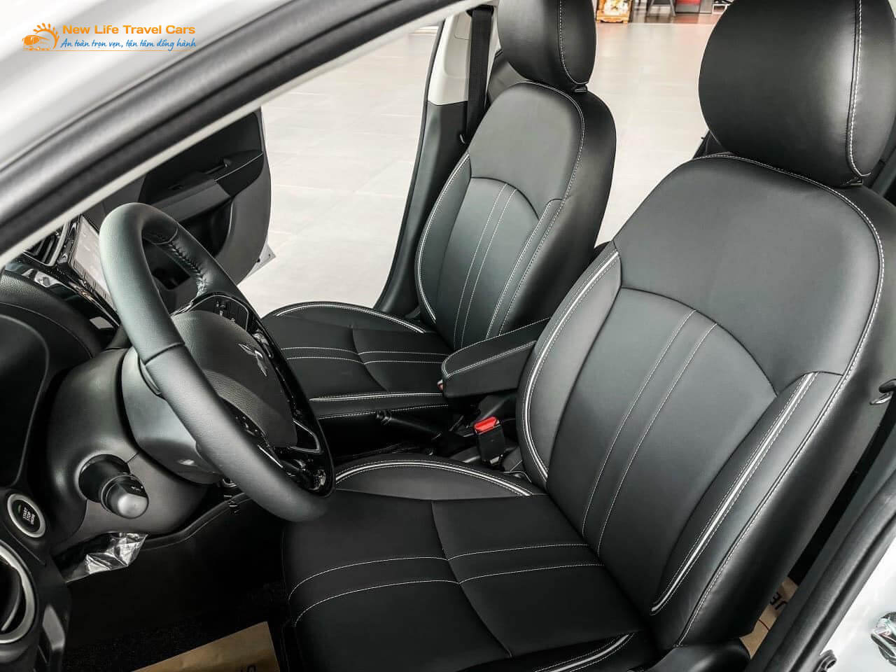 Nội thất xe 4 chỗ sang trọng, rộng rãi với ghế da cao cấp. Nội thất xe 4 chỗ sang trọng, rộng rãi với ghế da cao cấp.