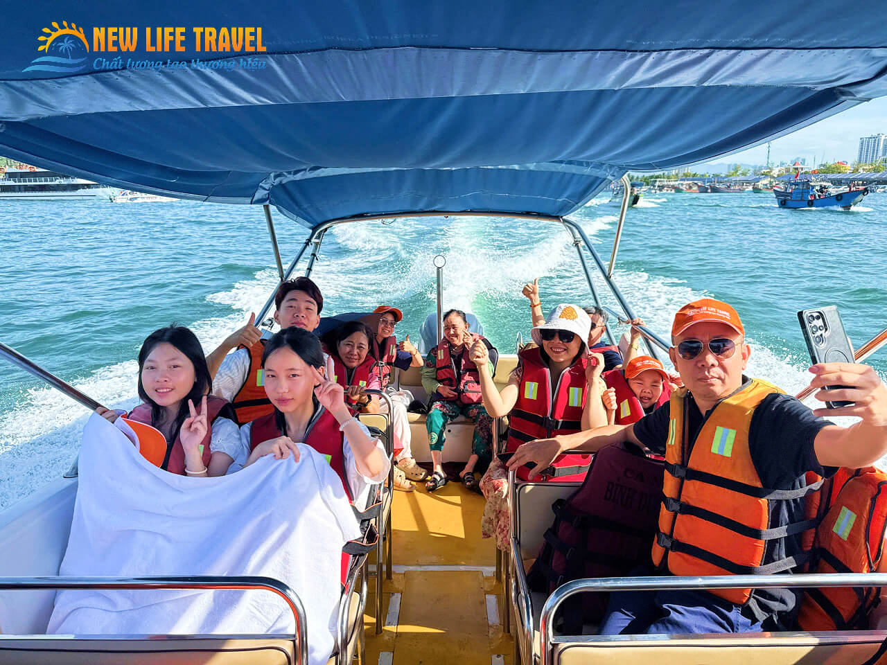 Cả gia đình đi cano cao tốc đến Bãi Tranh Nha Trang Cả gia đình đi cano cao tốc đến Bãi Tranh Nha Trang