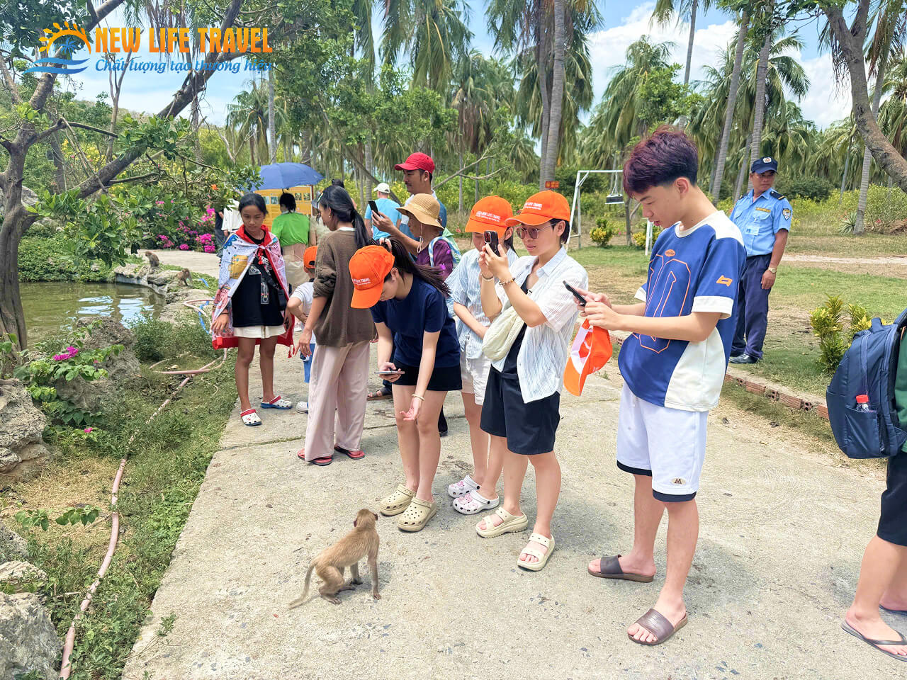 Du khách tham quan check in Đảo Khỉ Nha trang - Đoàn gia đình du lịch Nha Trang 4n3đ Du khách tham quan check in Đảo Khỉ Nha trang - Đoàn gia đình du lịch Nha Trang 4n3đ