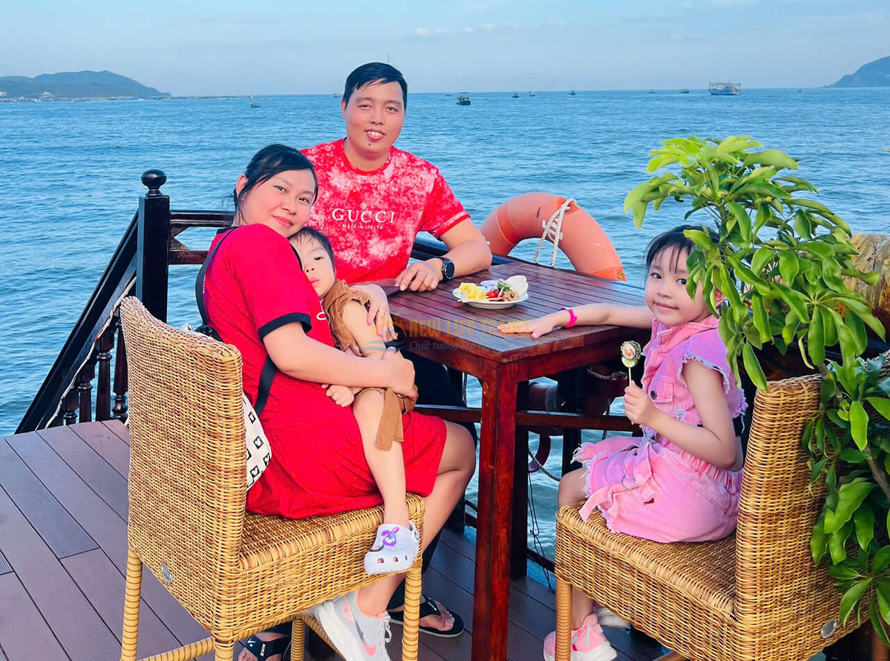 Du khách chụp ảnh check in trên du thuyền Emperor Nha Trang Du khách chụp ảnh check in trên du thuyền Emperor Nha Trang