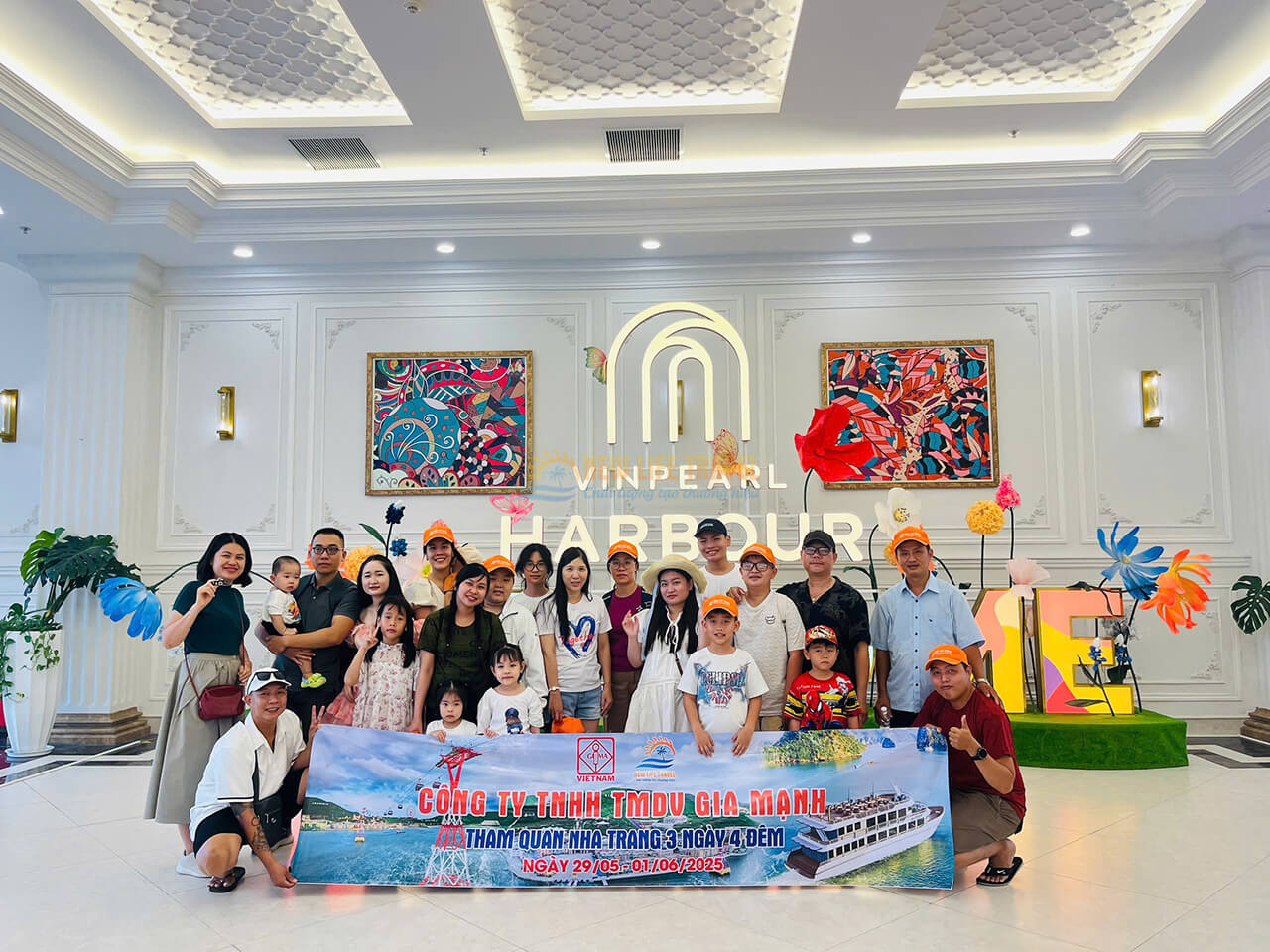 Cả đoàn chụp ảnh check in tại Vinpearl Harbour Nha Trang Cả đoàn chụp ảnh check in tại Vinpearl Harbour Nha Trang