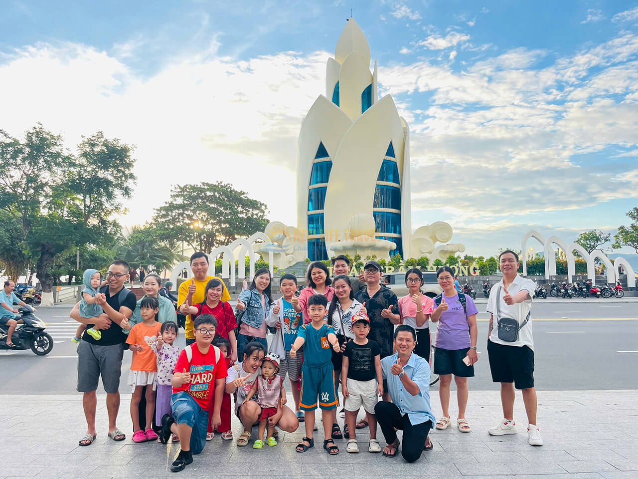 Cả đoàn chụp ảnh check in tại Tháp Trầm Hương Nha Trang Cả đoàn chụp ảnh check in tại Tháp Trầm Hương Nha Trang