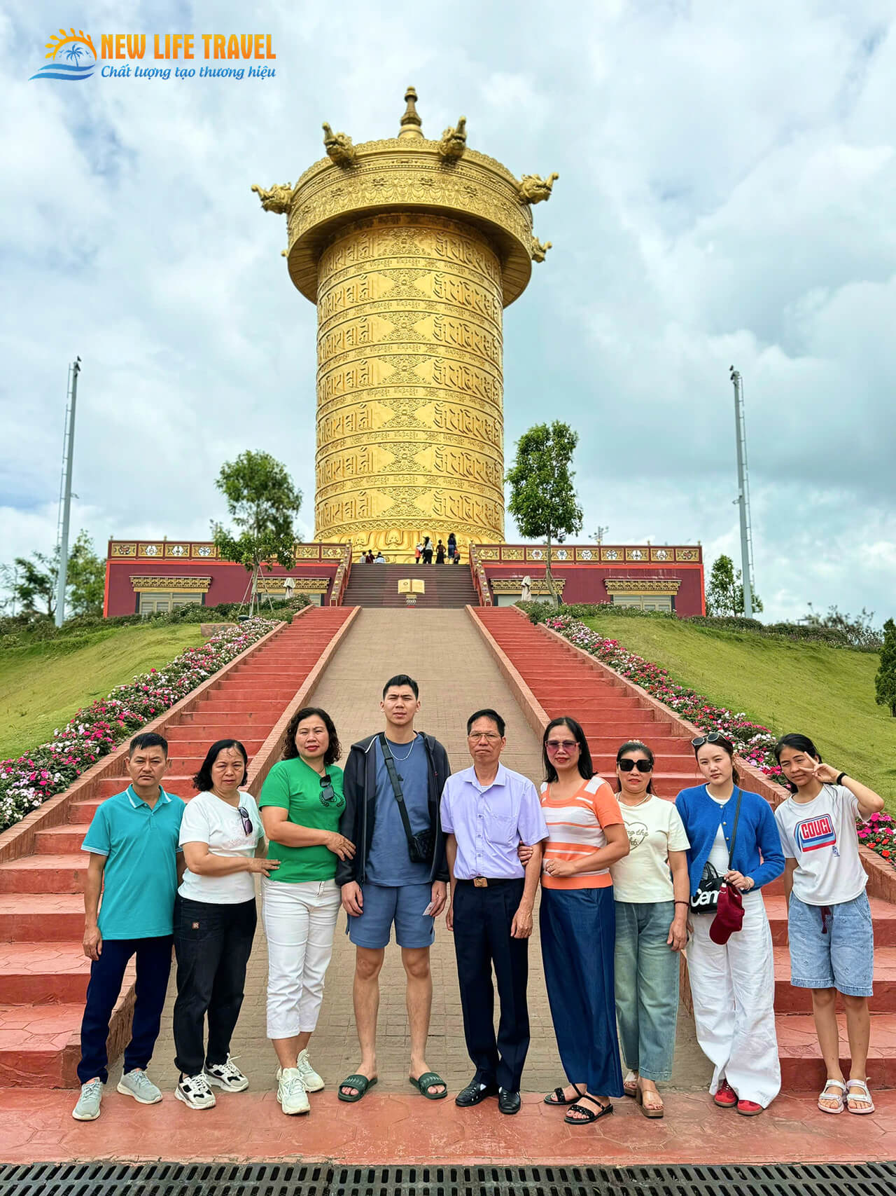 Du khách chụp ảnh check in tại Samten Hills Đà Lạt - tour Nha Trang Đà Lạt 5 ngày 4 đêm Du khách chụp ảnh check in tại Samten Hills Đà Lạt - tour Nha Trang Đà Lạt 5 ngày 4 đêm