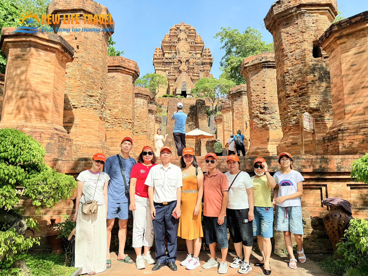 Gia đình tham quan điểm du lịch văn hóa Tháp Bà Ponagar Nha Trang Gia đình tham quan điểm du lịch văn hóa Tháp Bà Ponagar Nha Trang