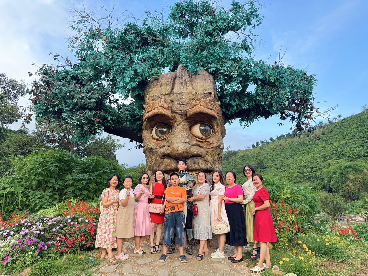 Du khách chụp ảnh check in tại God Valley Thung Lũng Các Vị Thần Đà Lạt Du khách chụp ảnh check in tại God Valley Thung Lũng Các Vị Thần Đà Lạt