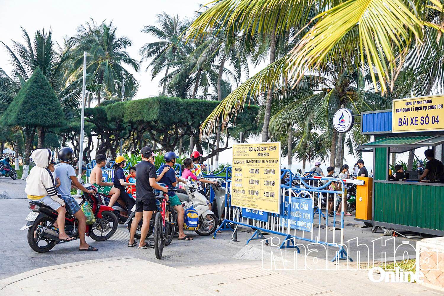 Bãi giữ xe số 4 Nha Trang quá tải vào giờ cao điểm người dân đi tắm biển - Nguồn: Báo Khánh Hòa Bãi giữ xe số 4 Nha Trang quá tải vào giờ cao điểm người dân đi tắm biển - Nguồn: Báo Khánh Hòa