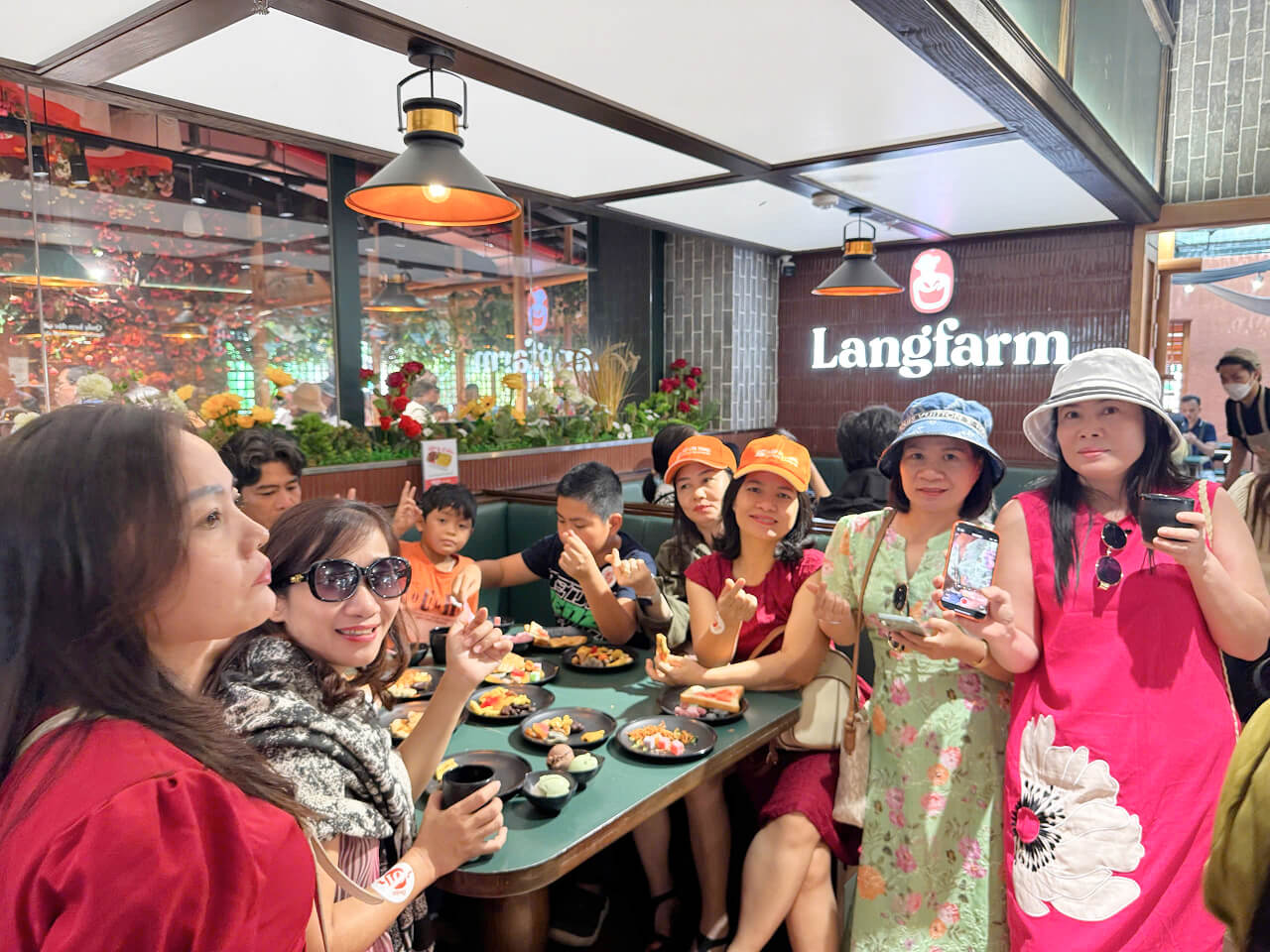 Quý thầy cô ăn chè tại Lang Farm - Tour Đà Lạt 3 ngày 2 đêm Quý thầy cô ăn chè tại Lang Farm - Tour Đà Lạt 3 ngày 2 đêm