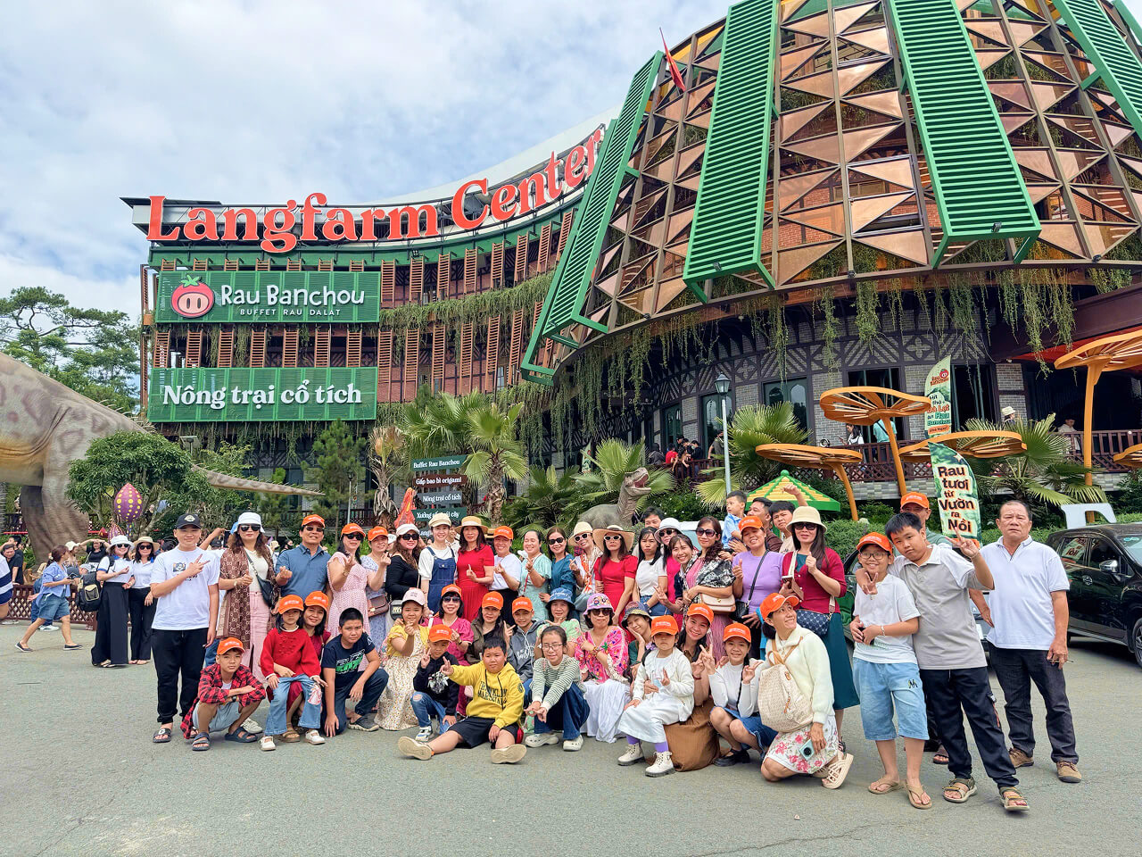 Toàn thể quý thầy cô chụp ảnh check in tại LangFarm Center Đà Lạt Toàn thể quý thầy cô chụp ảnh check in tại LangFarm Center Đà Lạt