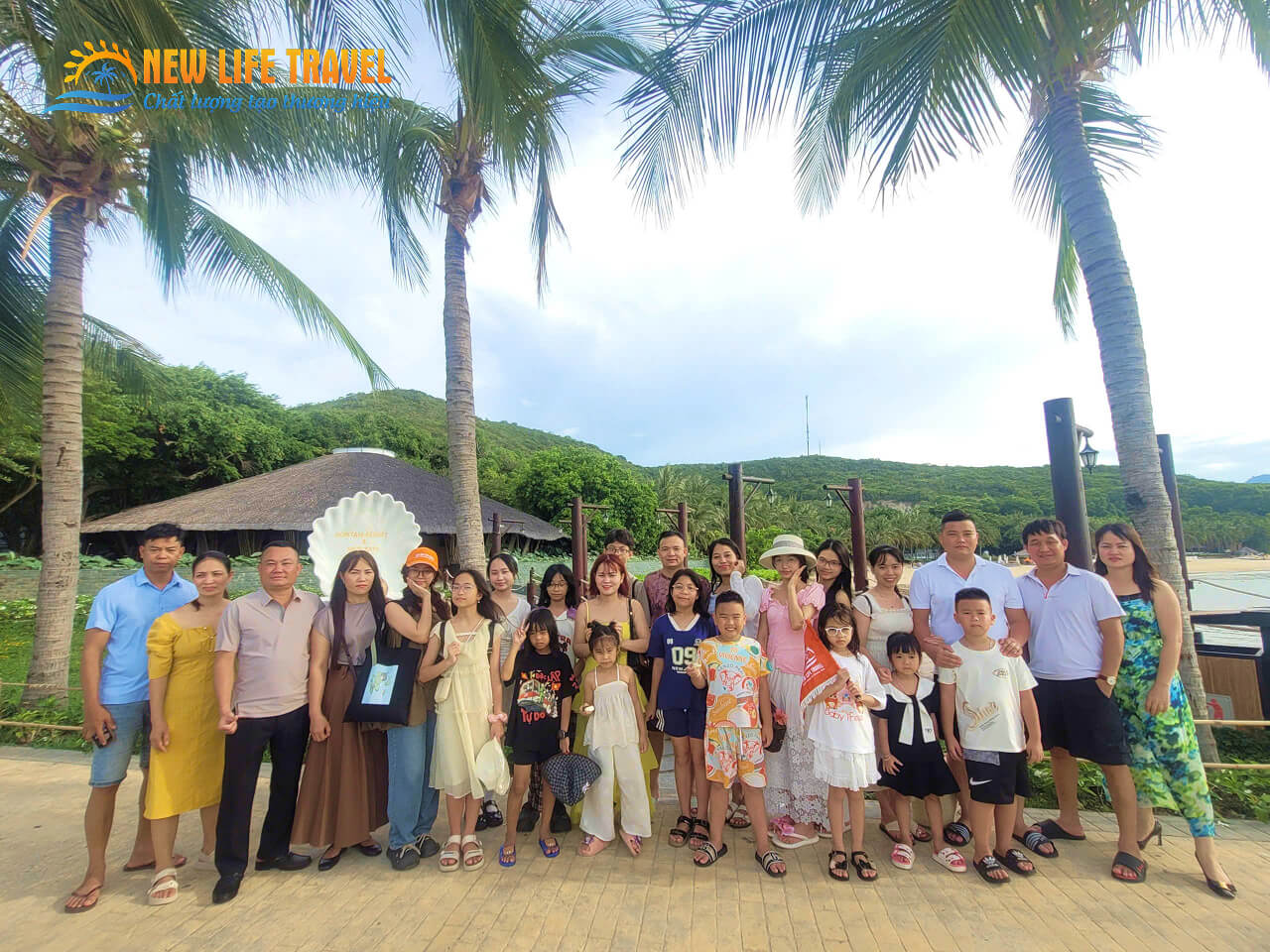 Đoàn du khách từ chụp ảnh check in Hòn Tằm Nha Trang Đoàn du khách từ chụp ảnh check in Hòn Tằm Nha Trang