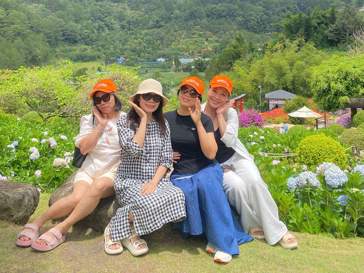 Hướng dẫn viên chụp ảnh cho du khách - Tour Đà Lạt 3 ngày 2 đêm Hướng dẫn viên chụp ảnh cho du khách - Tour Đà Lạt 3 ngày 2 đêm