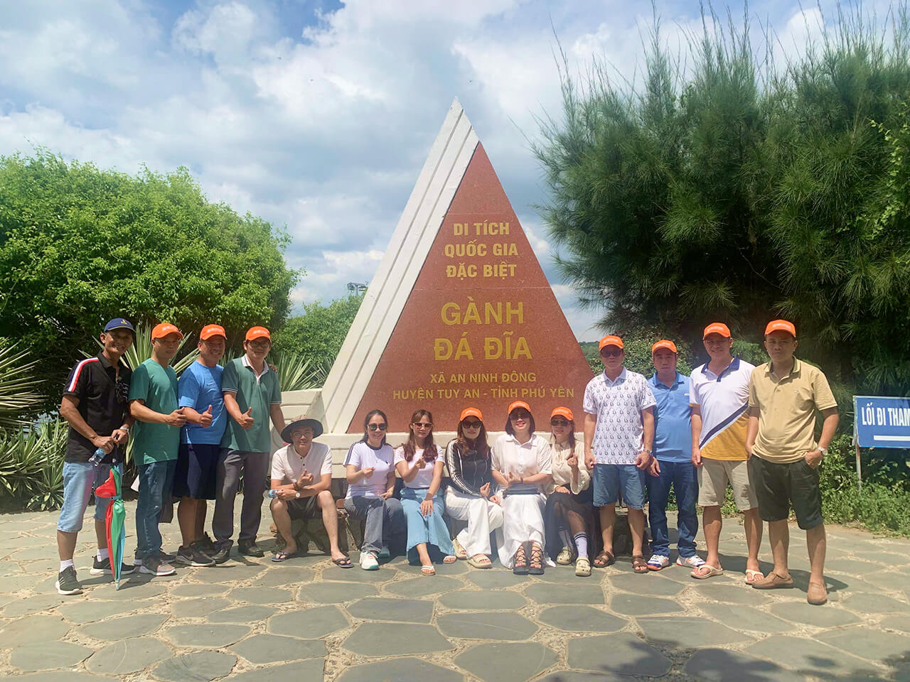 Đoàn trường THPT Trần Hưng Đạo chụp ảnh check tại Gành Đá Đĩa Phú Yên Đoàn trường THPT Trần Hưng Đạo chụp ảnh check tại Gành Đá Đĩa Phú Yên