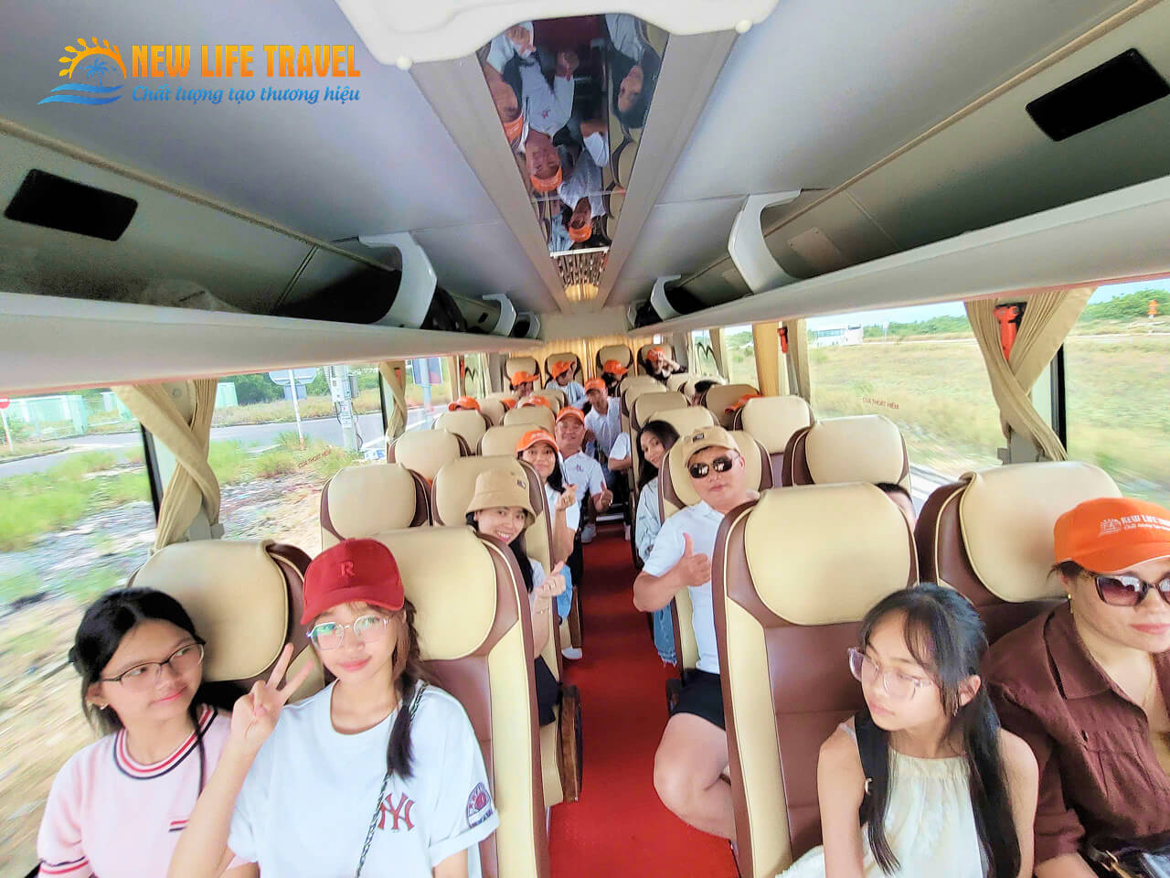 Xe du lịch 29 chỗ New Life Travel đón khách từ sân bay Cam Ranh về Nha Trang Xe du lịch 29 chỗ New Life Travel đón khách từ sân bay Cam Ranh về Nha Trang
