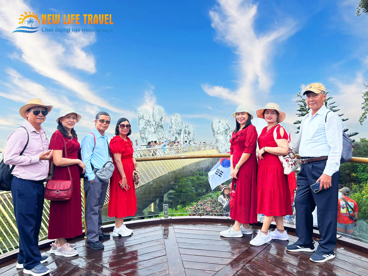 Du khách chụp ảnh check in tại Cầu Vàng - Bà Nà Hills Đà Nẵng