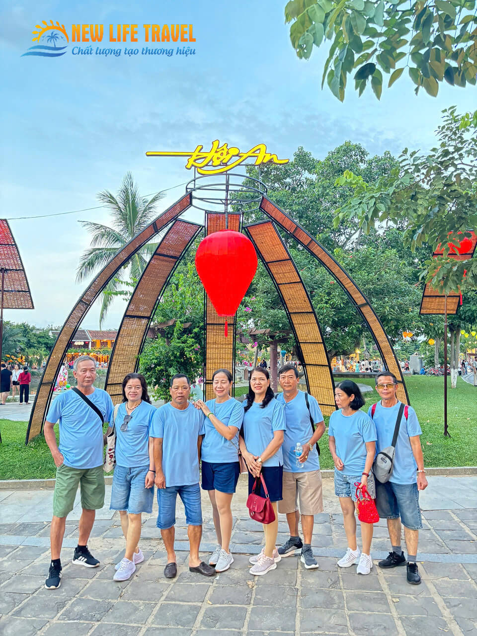 Du khách tham quan phố cổ Hội An - Tour Nha Trang - Đà Nẵng - Huế 4 ngày 3 đêm