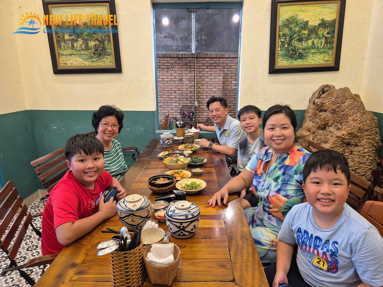 Gia đình du lịch Nha Trang dùng bữa tại nhà hàng địa phương – Tour gia đình riêng do New Life Travel tổ chức Gia đình du lịch Nha Trang dùng bữa tại nhà hàng địa phương – Tour gia đình riêng do New Life Travel tổ chức