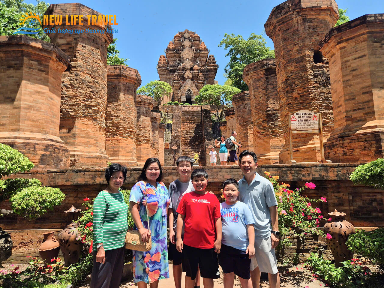 Gia đình tham quan Tháp Bà Ponagar Nha Trang – Điểm đến văn hóa nổi bật trong tour du lịch gia đình do New Life Travel tổ chức Gia đình tham quan Tháp Bà Ponagar Nha Trang – Điểm đến văn hóa nổi bật trong tour du lịch gia đình do New Life Travel tổ chức