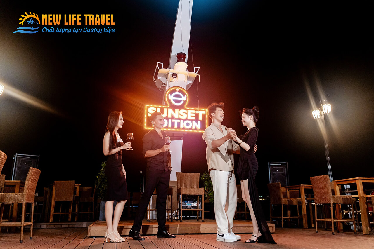 Du khách tham gia Sunset Edition trên du thuyền Emperor Nha Trang