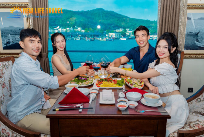 emperor-cruises-vinh-nha-trang-an-trua