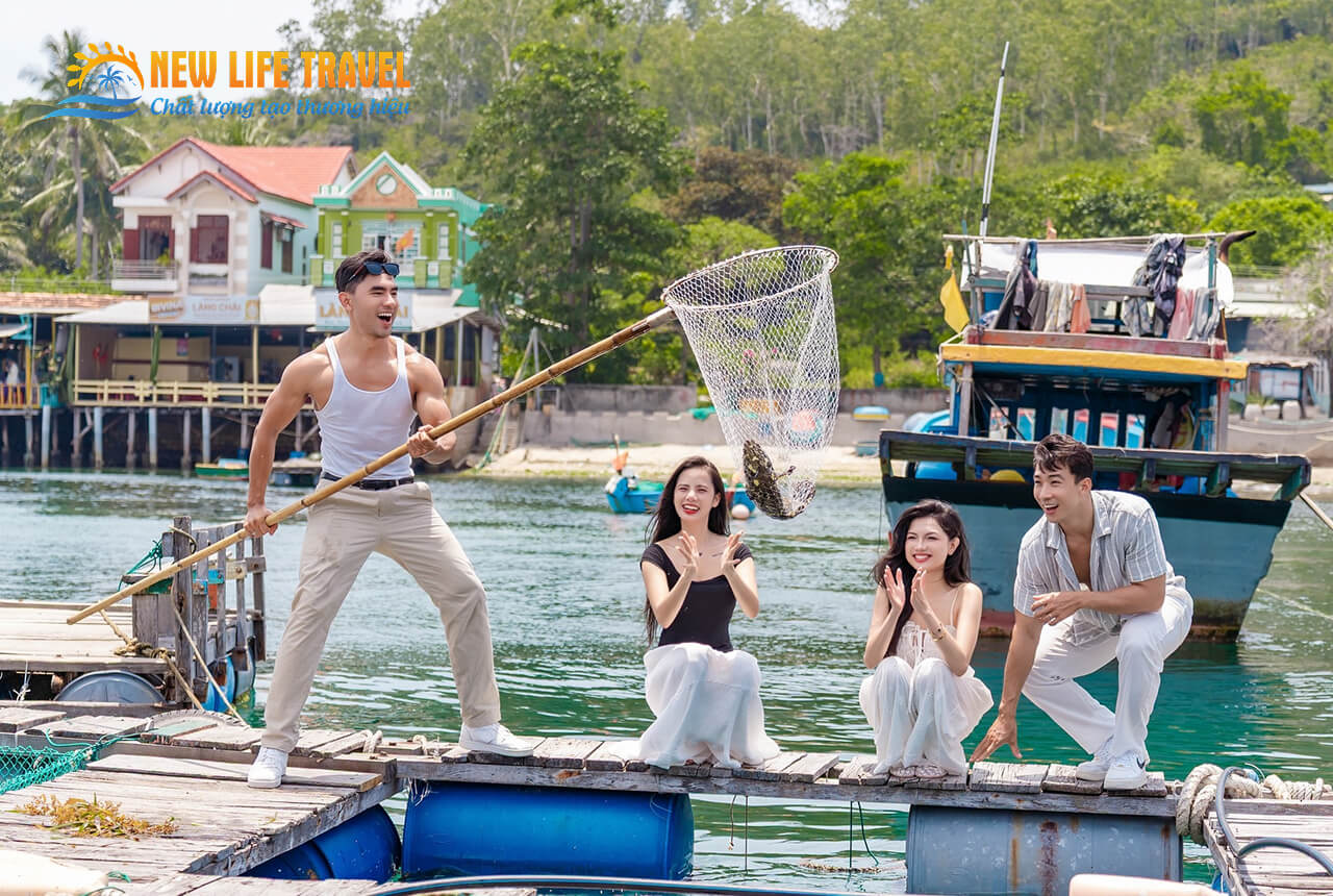 Du khách tham quan Làng Chài Nha Trang - khám phá đời sống ngư dân