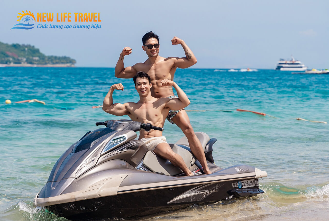 Du khách tham gia trò chơi mô tô nước tại Sỏi Beach - Tour du thuyền Emperor Nha Trang