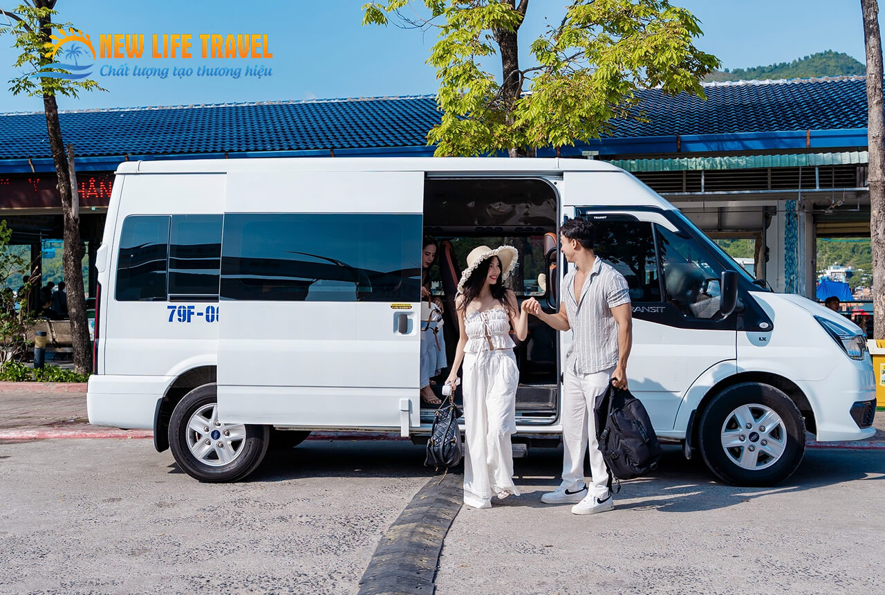 Xe du lịch 16 chỗ New Life Travel đón khách đến bến tàu du lịch Nha Trang