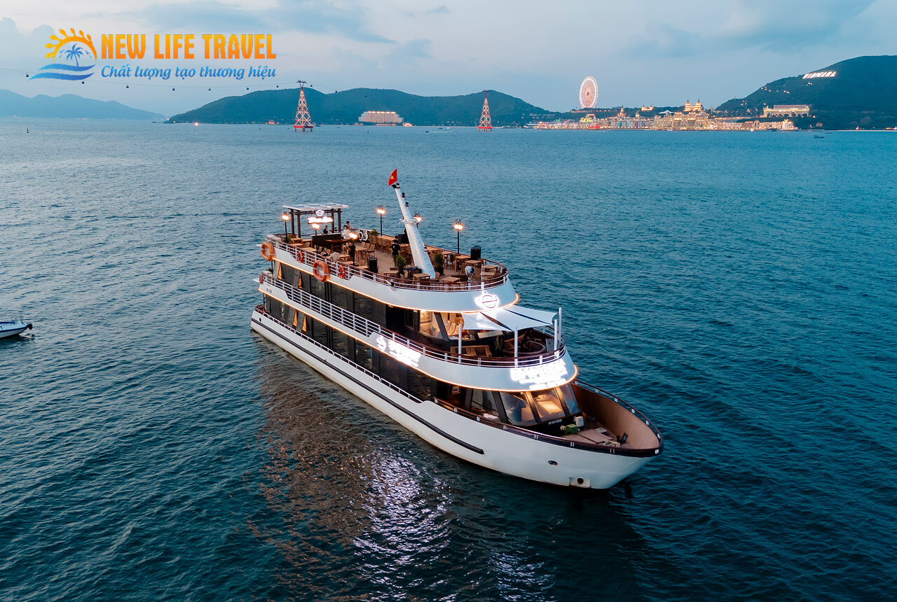 Du khách tham gia tour du thuyền Emperor 5 sao - Khám phá Vịnh Nha Trang