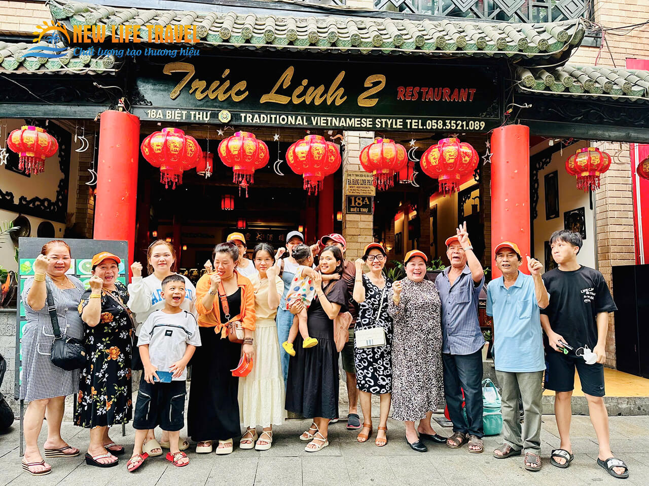 Đoàn du khách ăn trưa tại nhà hàng Trúc Linh - Tour Nha Trang 4 ngày 3 đêm từ TP. Hồ Chí Minh