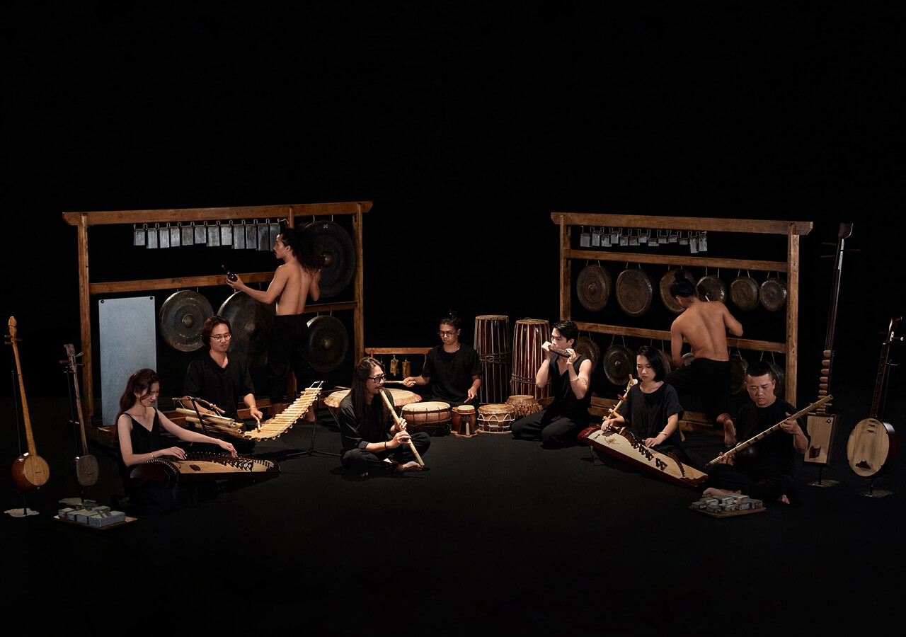 Nghệ sĩ biểu diễn âm thanh nhạc cụ tại show Rối Mơ Nha Trang