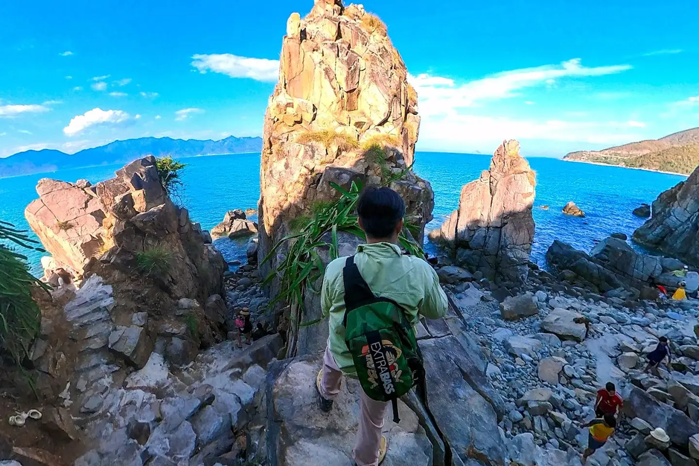 Du khách khám phá Hang Heo Nha Trang