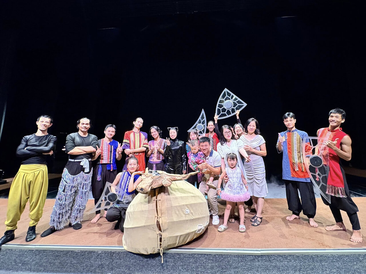 Du khách chụp ảnh lưu niệm cuối show Rối Mơ nhà hát Đó Nha Trang