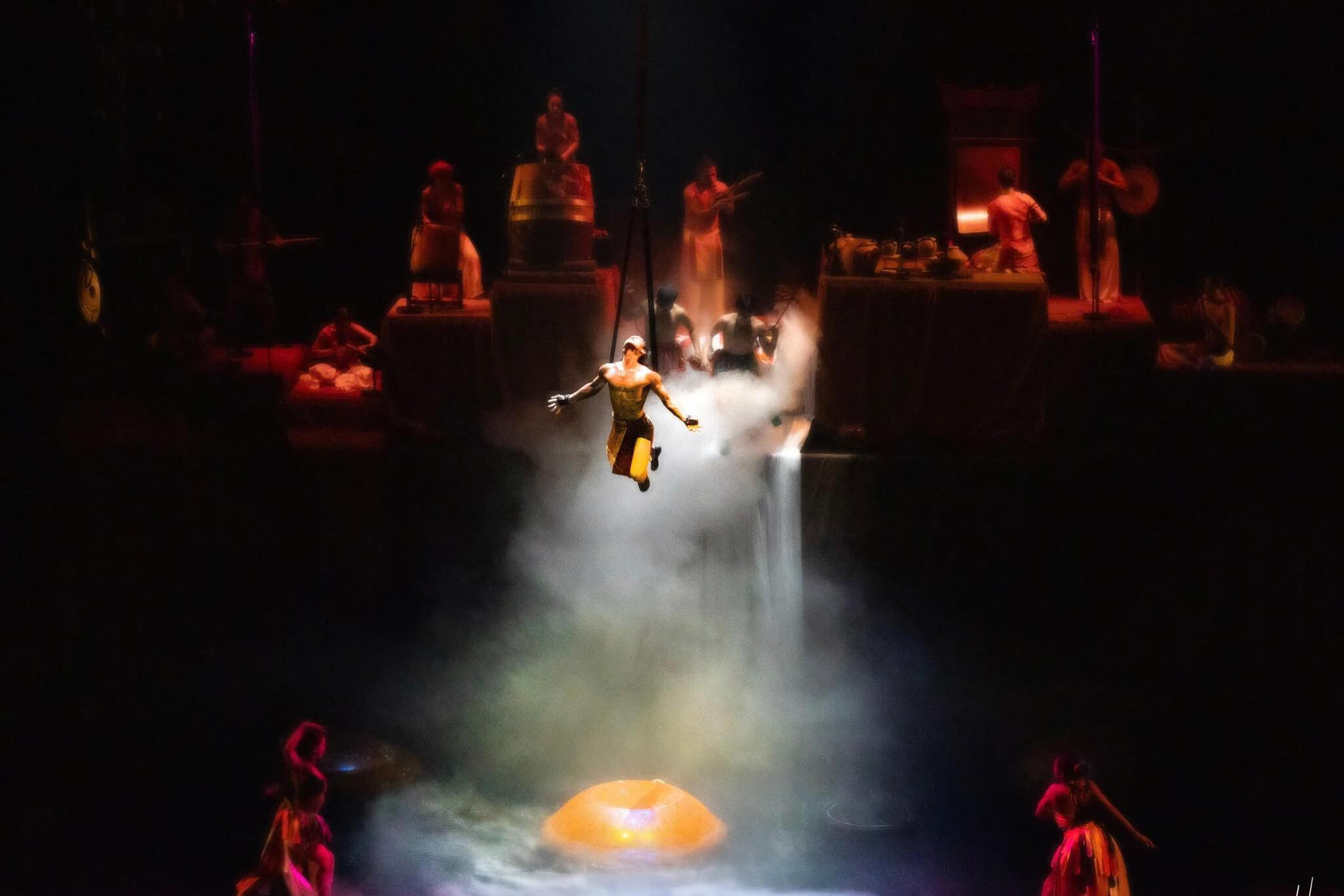 Nghệ sĩ biểu diễn Chum Show tại nhà hát Đó Nha Trang