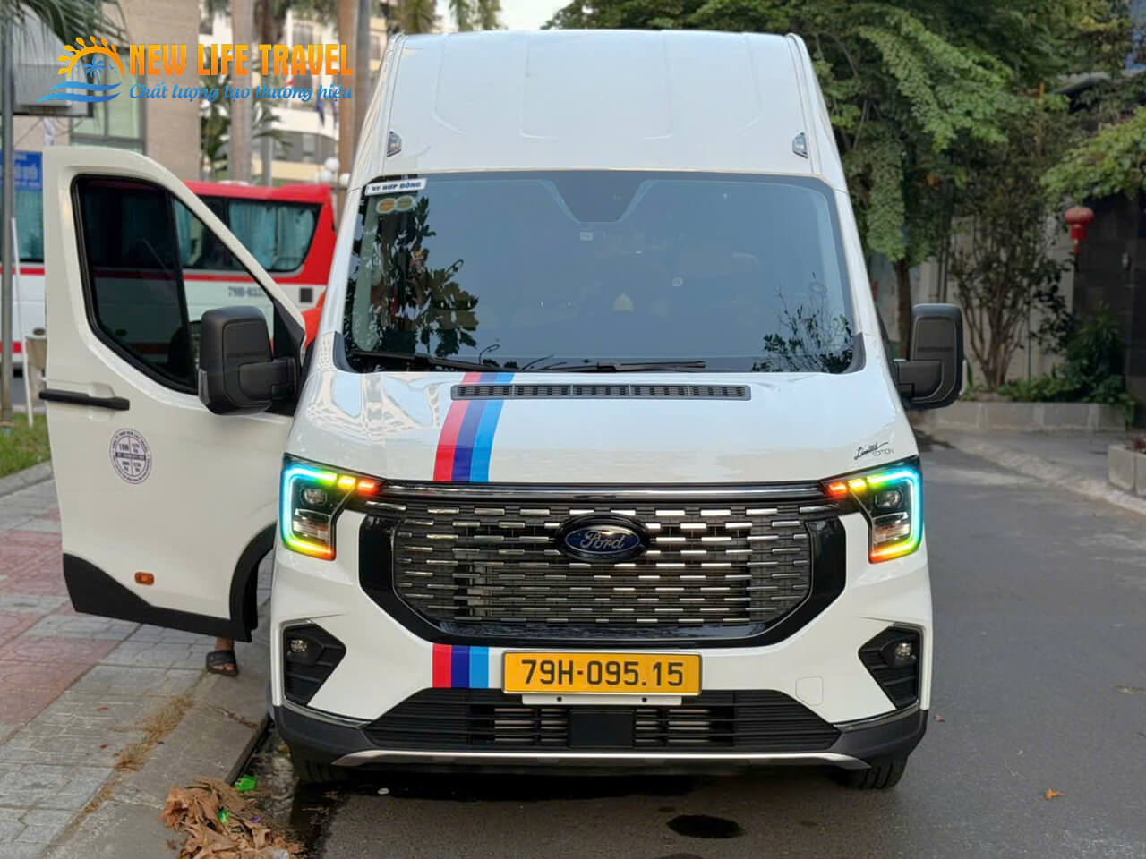 Dịch vụ cho thuê xe 18 chỗ Nha Trang - Ford Transit Premium