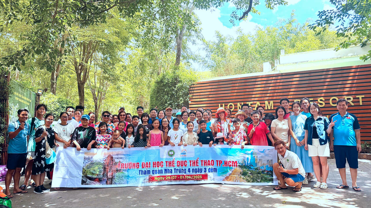 Đoàn thể nhà trường USH chụp ảnh check in tại Hòn Tằm Resort Nha Trang