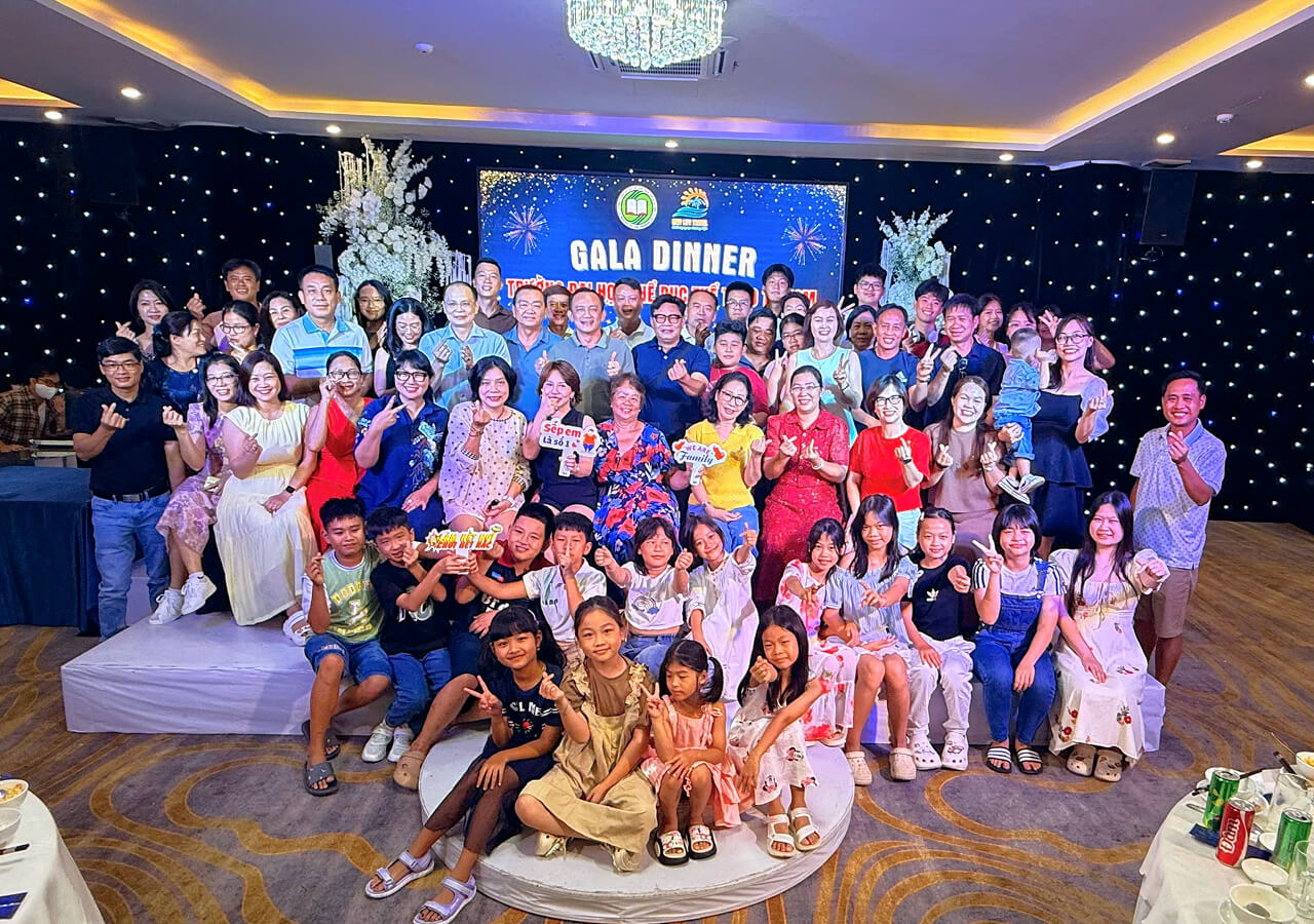 Ban lãnh đạo nhà trường (USH) chụp hình lưu niệm cùng các viên chức, người lao động đêm Gala Dinner - New Life Travel