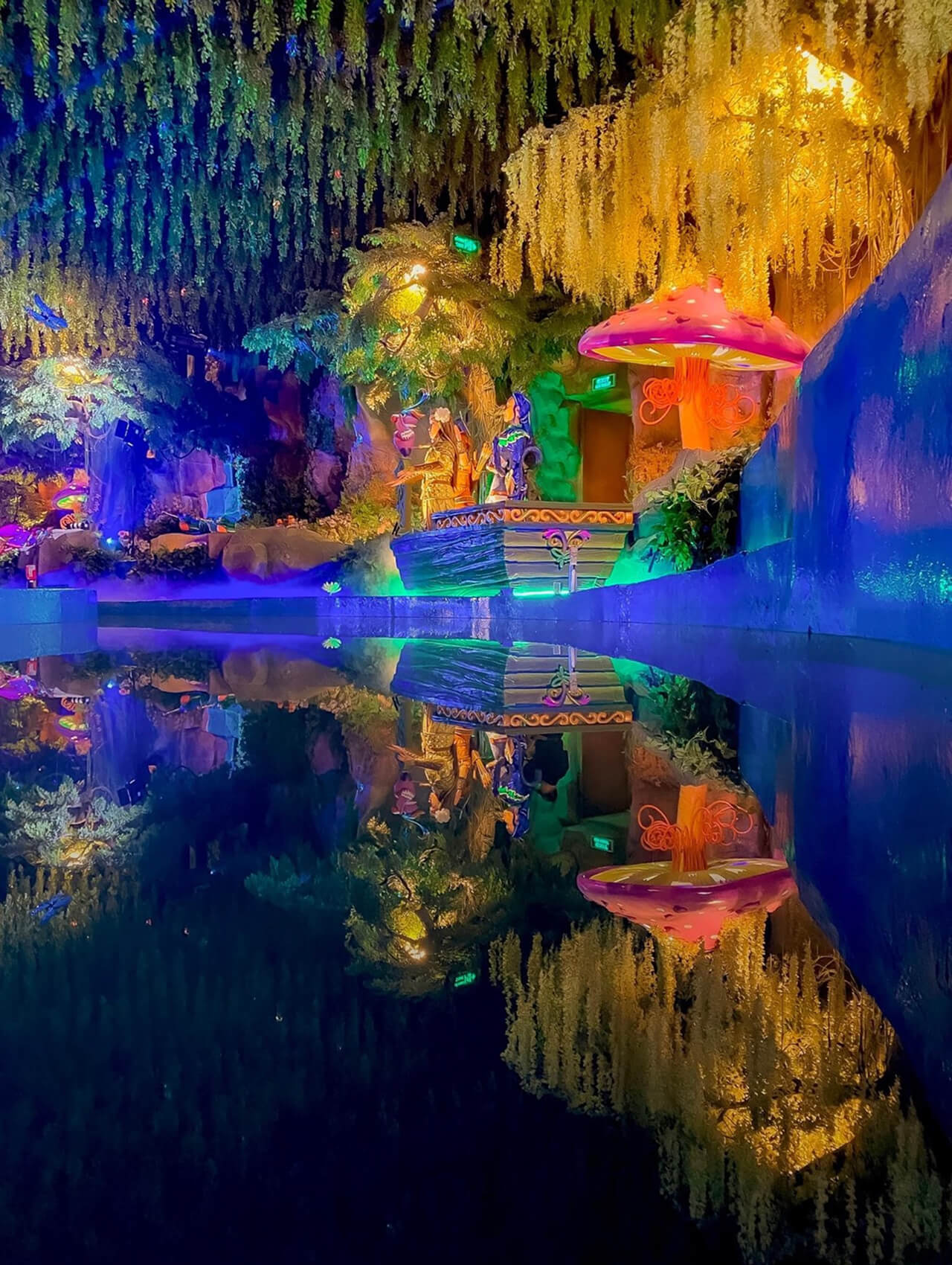Tata World River Adventure - Trò chơi thuyền nước bóng tối tại VinWonders