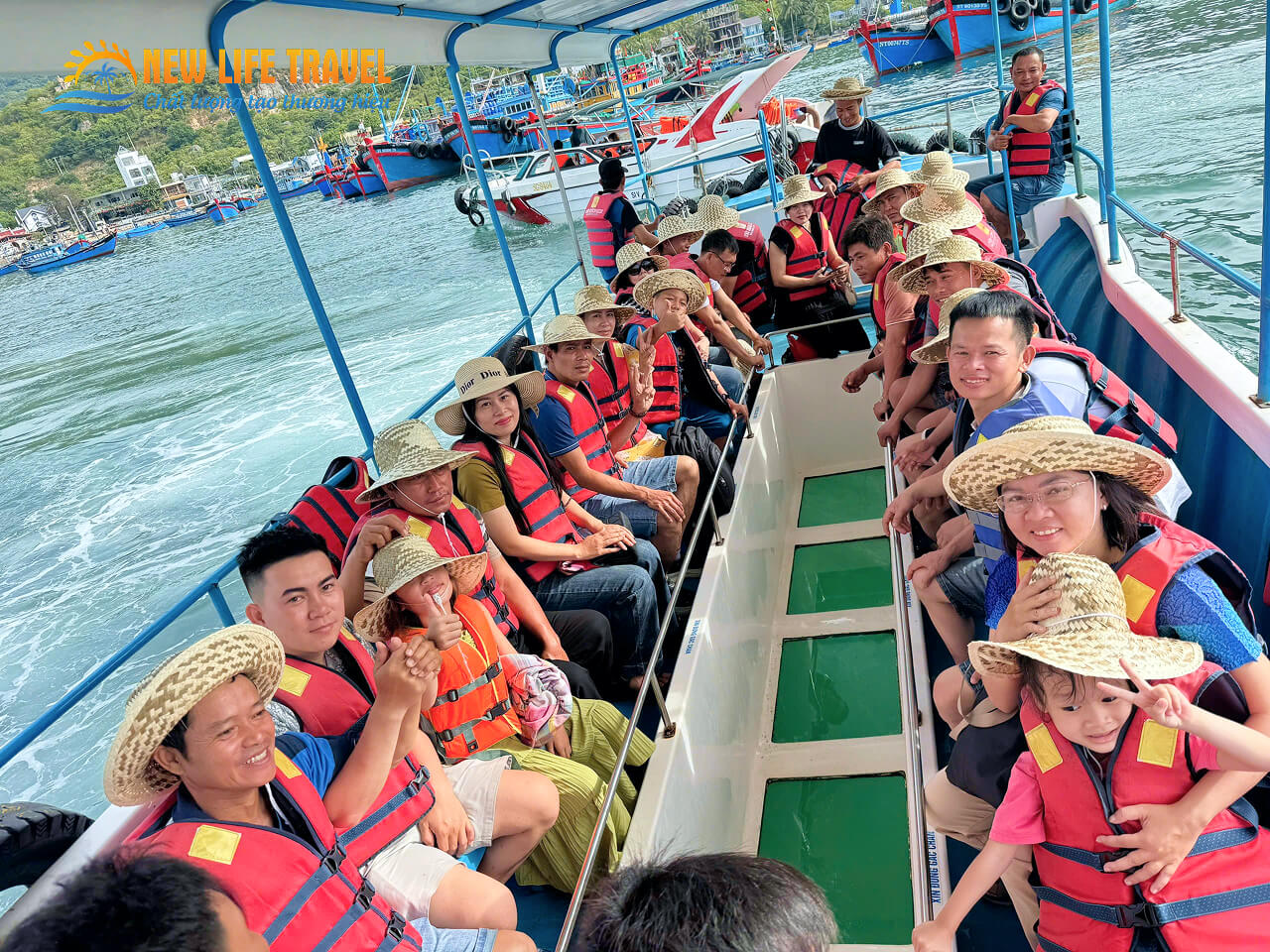 Du khách tham quan Vịnh Vĩnh Hy bằng tàu đáy kính